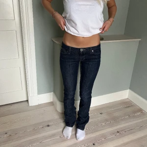 Lågmidjade jeans  - Snygga vintage jeans!💕  Midjemått( rätt över): 39cm Inerbenslängd: 80cm Lårmått ( rätt över):23cm    Köp gärna via ”KÖP NU”💖 Skriv ifall ni har några frågor eller funderingar // perfectjeans🫶