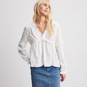 Vit blus  - Säljer denna super snygga blusen från NA-KD! 😍helt oanvänd med prislapp kvar. Även perfekt som julklapp! skriv privat för frågor eller fler bilder☺️