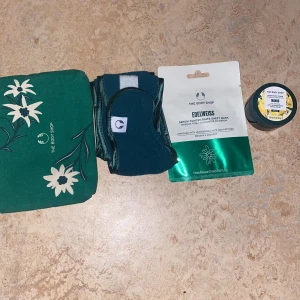 Body shop - Body shop paket, innehåller en ansiktsmask, en body scrub, en nesesär och ett hårband. Värde av cirka 250kr