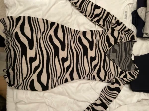 Mönstrad klänning  - Svart vit klänning i mjukt o skönt material tight, figursydd passform 