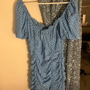 Zara klänning - Zara klänning i storlek M. Säljer för 100kr