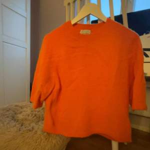 Säljer en jätte fin orange kashmir tröja.🍊helt oanvänd. Skriv för fler och bättre bilder! 