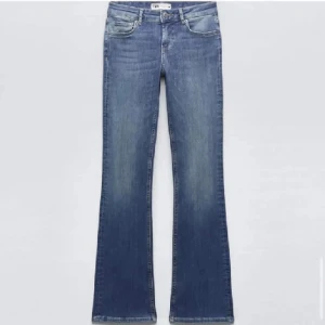 Zara low waist jeans - Samma jeans på bilden fast färgen mörkblå!! Ett par låg midjae bootcut jeans ifårn zara❣️använd fåtal gånger och sitter jättefint🥰