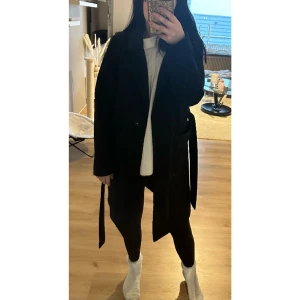 BikBok kappa - Från BikBok, stl M.  Väldigt hårig som man kan se på bilderna, men rollas av innan den skickas. Annars hur fint skick som helst. Använd endast några ggr, köptes för 2-3 år sedan, så finns ej kvar längre. Slits bak under rumpan. 