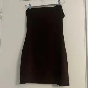 En glittrig klänning från H&M i storlek S