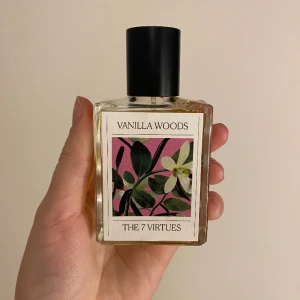 Vanilla woods parfym - (lagt upp annonsen igen då den nu har fri frakt i 7 dagar) Originalpris 1129kr  Noter: Päron, Ros, Vanilj, Karamell. Kommer med förpackningen. Cruelty free och vegansk. En vanilj parfym som jag tror skulle passa väldigt många! 