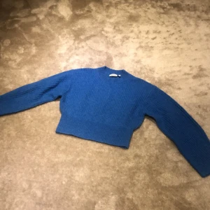 Blå stickad tröja  - Stickad blå tröja från weekday i storlek small, bra skick, inte så mycket använd