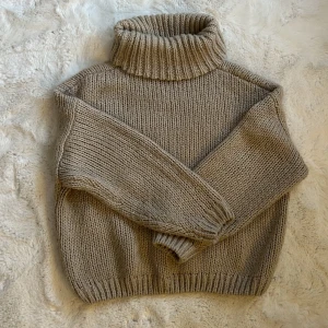 Polo tröja - Brun/beige polotröja i nyskick. Denna är jätte varm och skön. Knappt använd! Storlek S❤️Priset kan diskuteras🫶🏼