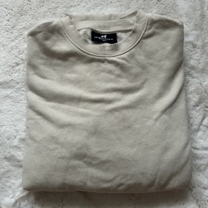 Beige Sweatshirt  - Säljer denna beige färgade sweatshirt från HM. Den är i nyskick. Men som ni ser på sista bilden har den några små små svarta prickar som inte går bort i tvätten. Men dem syns knappt. Storlek S men passar även M❤️🫶🏼Priset kan diskuteras!