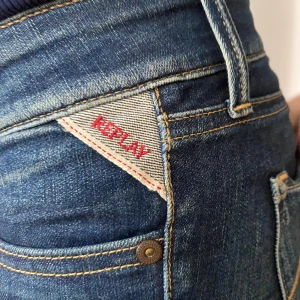 Replay low waist  - Säljer ett par super fina replay jens i storlek 28 och har längden 30, dessa Jens är i super bra skick knappt använt dem.  