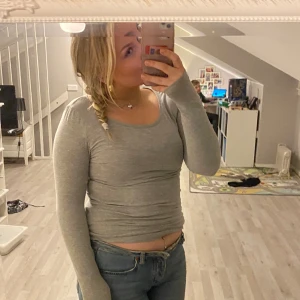Långärmad  - Säljer även denna grå långärmade tröja i storlek M pågrund av att jag inte känner mig bekväm i min kropp och därav kommer den inte till användning