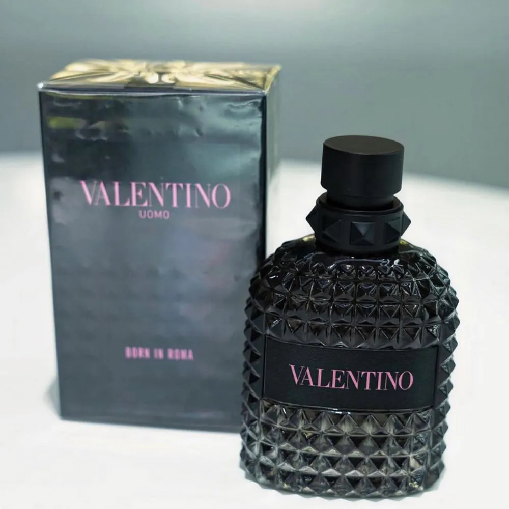  valentino born in Roma 100ml använd 6 sprut så nästan helt oanvänd. . Parfym.