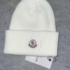 Moncler mössa  - Moncler mössa helt ny med box.  Nypris 1499kr 