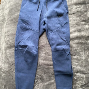 Nike tech fleece byxor - Nike tech byxor i storlek XS som är i bra skick då allt fungerar bra som det ska.
