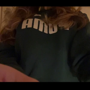 Puma sweatshirt - Smaragdgrön sweatshirt från Puma. Trycket är i toppskick 💚  Köpt på kvinnoavdelning men passar unisex!! 