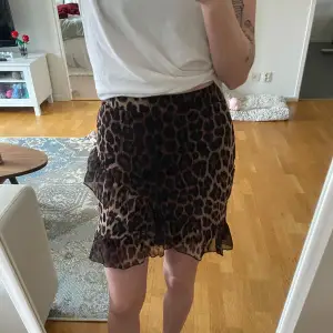 Leopard kjol med volanger. Knappt använd 