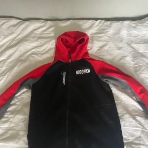 Hoodrich hoodie - Säljer överdelen till en hoodrich tracksuit  Knappt använd, Mycket bra skick  (Även byxorna till tracksuiten sälj i min profil)