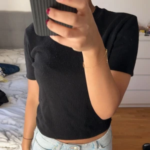 Stickad t-shirt/tröja - Stickad t-shirt från zara, sparsamt använd 