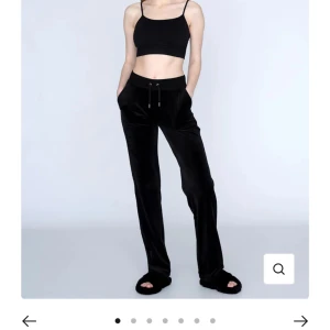 Juicy couture  - Dem är använda men i väldigt bra skick. Skriv privat för fler bilder😊