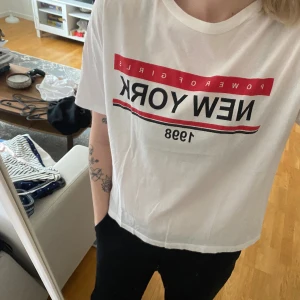 T-shirt  - T-shirt med tryck från H&m 