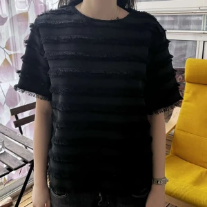 T-Shirt Med Frans - Såå snygg t-shirt med frans detaljering som verkligen ger en hel annan vibb til outfiten. Passar perfekt till skolan eller middag/fest   Modellen är 165 cm och 54 kg