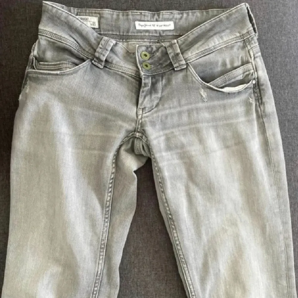 Grå pepe jeans i fint skick! Midjemått: 78 Innerbensmått: 82💕. Jeans & Byxor.