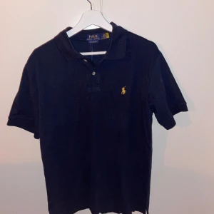 Ralph Lauren Piké - Strl L Skick 10/10 Passar mig inte som tänkt då jag är strl M, ca 180cm & 73kg