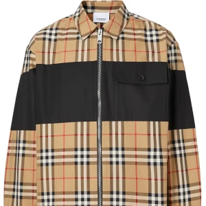 Burberry: stripe detail zip-fastening jacket - Äkta Burberry jacka! Säljer för 3.500kr Utgångspris: 6.000kr    Stl: M   Jag står för frakten Jag kan även mötas upp: Stockholm