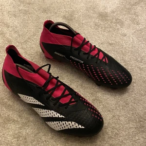 adidas Predator Accuracy + FG - Säljer mina rosa/ svarta predator accuracy + FG då de är något för små för mig. De är i väldigt gott skick, Endast används under fåtal träningar. Nypris 3199kr, väldigt få tal kvar på nätet kom gärna med frågor!