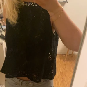Topp med öppen rygg - Jättefin topp som passar jättebra till fest. Storlek s och är ifrån bikbok. Den är i jättefint skick och är Max använd 5 gånger. 