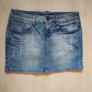 Jeanskjol - Så snygg jeans kjol nyskick. Midjemått 37cm rakt över. 🔥