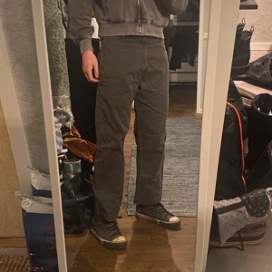 Feta Breda Diesel Jeans-ish - Väldigt bra skick, sjukt skönt tyg. Inte som klassiskt jeans tyg, lite lent faktiskt. Inre ben: 70cm Yttre ben: 96cm 32 i höften (se bild) Modell 186cm lång