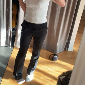 kostym byxor - as snygga kostym byxor från bik bok, knappt använda inga defekter och dem är inte noppriga ❤️