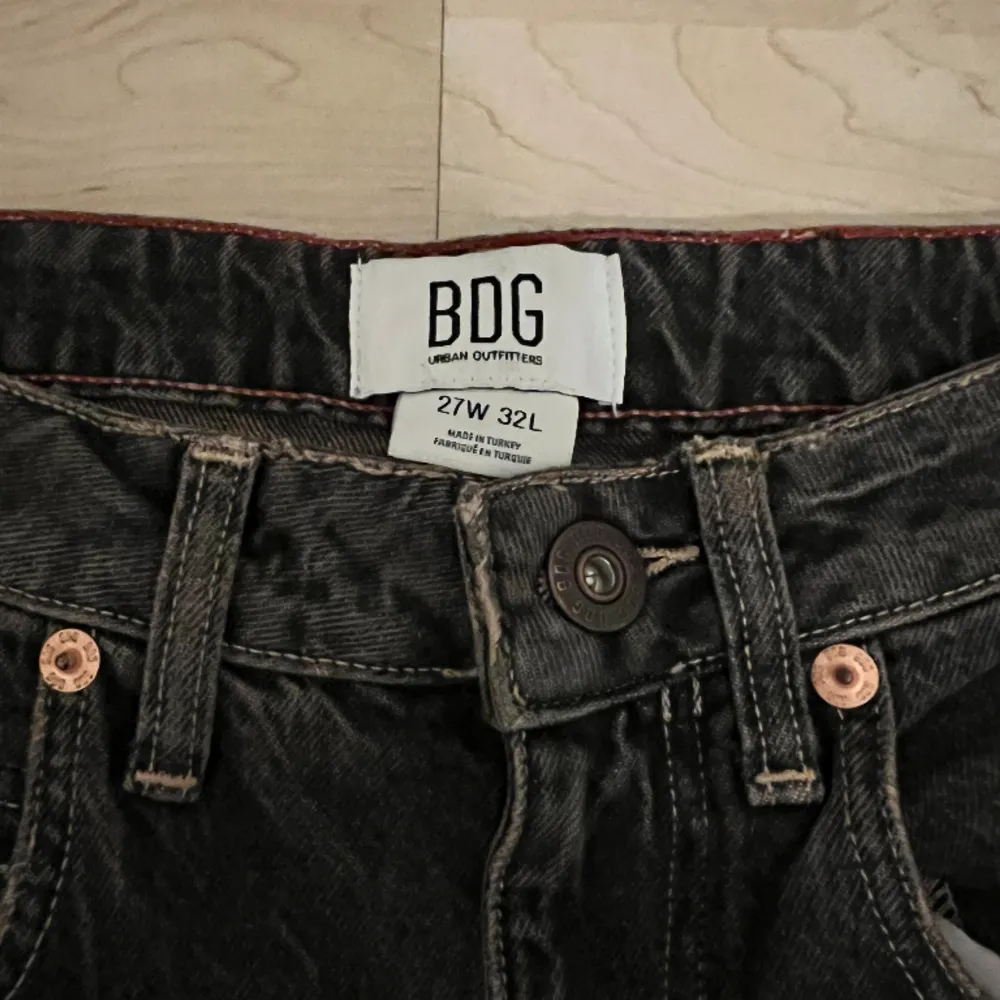 Supercoola low waisted baggy jeans som endast är använda ett fåtal gånger. Nypris ca 800kr. Pris kan diskuteras!. Jeans & Byxor.
