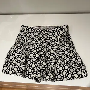 Säljer denna så fina shorts kjolen från by malene Birger då den tyvärr är för liten för mig, storlek 32. Oanvänd, nyskick. Skriv vid intresse eller frågor. 