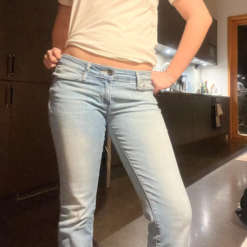 Supernajs raka lowwaist levis jeans som inte kommer till användning längre💕passar mig super i längden & är ca 160cm💓jeansen är i modellen ”Demi curve”🥰. Jeans & Byxor.