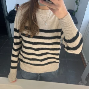 Stickad tröja  - Randig stickad tröja från hm i bra skick!❤️