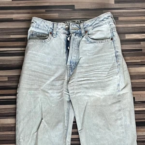 Jeans - Högmidjade ljusblåa jeans. Säljs då de tyvärr inte används längre. Skriv så fort ni har några funderingar eller frågor❣️