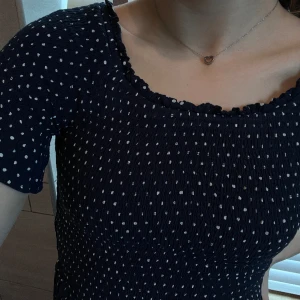 Marinblå sommarklänning - Söt klänning från Hampton Republic i storlek Xs. Härligt lätt, blått tyg med vita prickar och smockad överdel. Vadlång passform & inga defekter 💙