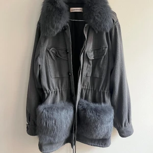 Custommade Windie jacka  - Grå jacka med avtagabar päls från Custommade. I fint skick, som ny. Storlek S/M motsvarar 36.