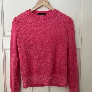 Stickad tröja - Säljer en väldigt fin stickad tröja från mango, aldrig använd. 🙌