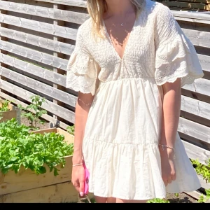 En vit klänning  - En vit klänning från zara som ni är slutsåld. Köpte den för två år sedan och den är använd en gång på midsommar💕