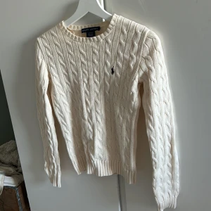 Ralph Lauren tröja - Väldigt fin tröja från Ralph lauren men som aldrig kom till användning💕storlek S. !har tre små fläckar som knappt syns!😊