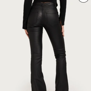 Skinnbyxor bootcut - Säljer dessa byxor från only i storlek xs längd 30 tror jag dom är perfekt på mig som är 158 i alla fall. Säljer på grund utav att jag inte gillar hur dom sitter på mig och jag använder aldrig dom har använt dom Max 5 gånger.