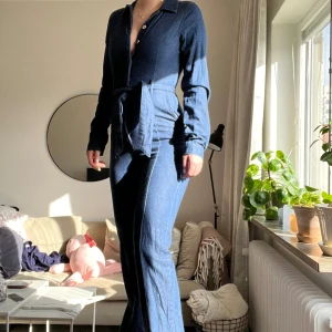 AFJxNakd - AFJxNakd byxdress i storlek 34. Bra skick! Skriv om du vill ha fler bilder🥰