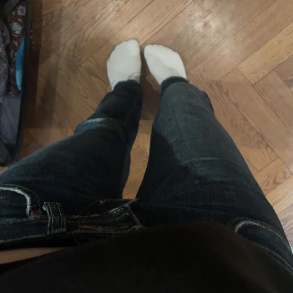 Hej! Säljer nu mina superfina lågmidjade lee jeans då de tyvärr börjat bli försmå. De är uppsprättade längst ner, men annars i väldigt bra skick💕. Jeans & Byxor.