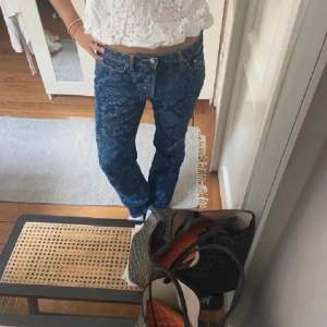 Jeans med ”ormskinns” mönster, skitsnygga men har tyvärr ingen användning av dom 🐍💕💜