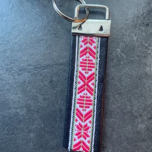 Nyckelring  - Ny hemgjort nyckelring i skinn med dalamönster