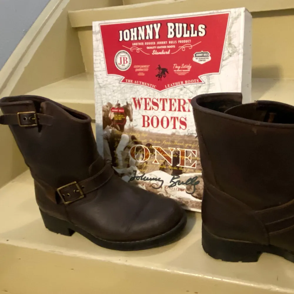 Mid high biker boots från Johnny Bulls i läder. De är i bra skick, och har även bytt ut till en ny sula i gummi istället för i trä, mycket enklare att gå i på vintern, tro mig!!😅 Säljer för att jag tyvärr inte använder längre, men de är jättesnygga😍. Skor.