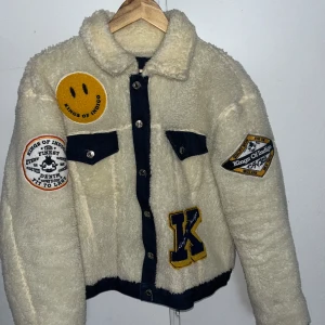 Teddy/denim jacka - Superfin Teddy/denim jacka ifrån kings of indigo, storlek XL. Den är använd ett fåtal gånger, nypris är ca 3000kr.